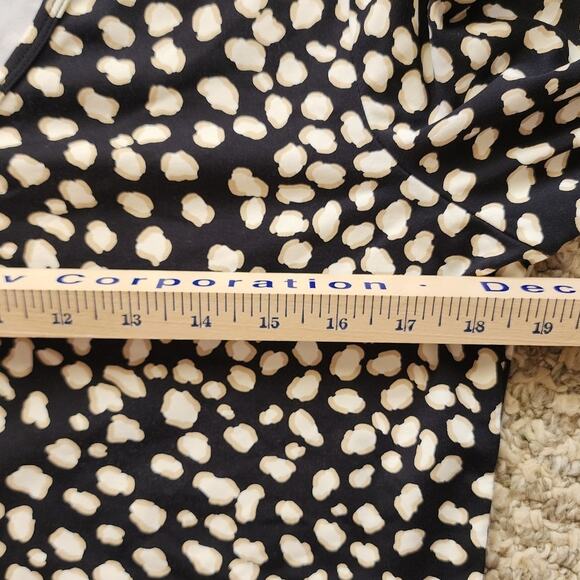 J. MCLAUGHLIN Smooth Stretch Leopard Print V-Neck Top Size Large - Picture 3 of 6